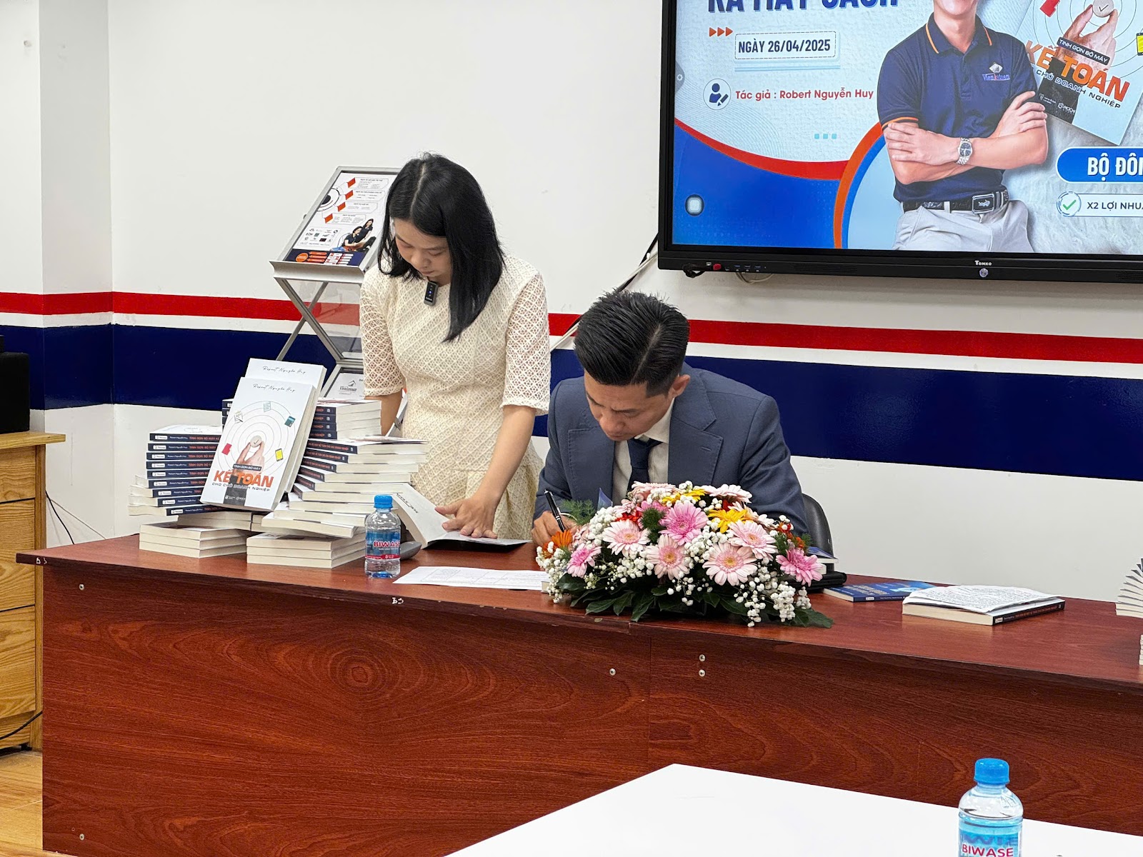 Độc giả cùng tác giả tại sự kiện sách