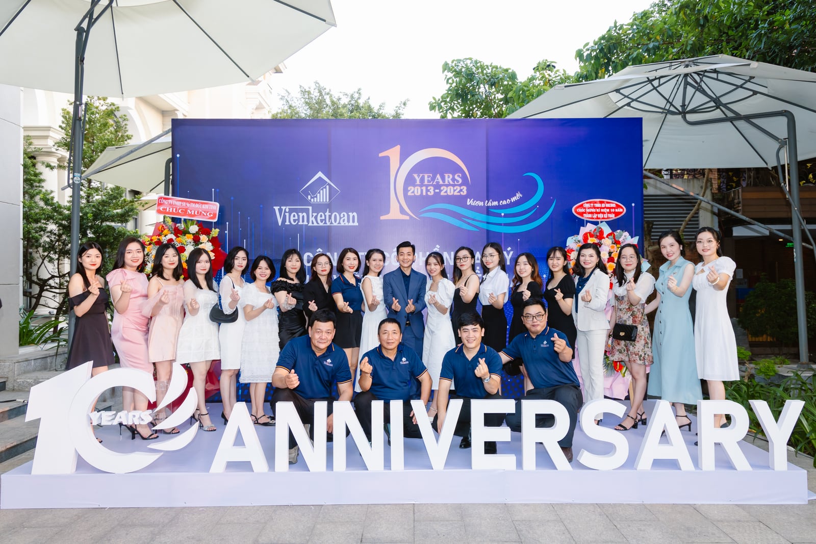 Robert Nguyễn Huy cùng tập thể Viện Kế Toán tại backdrop lễ kỷ niệm 10 năm 2013–2023