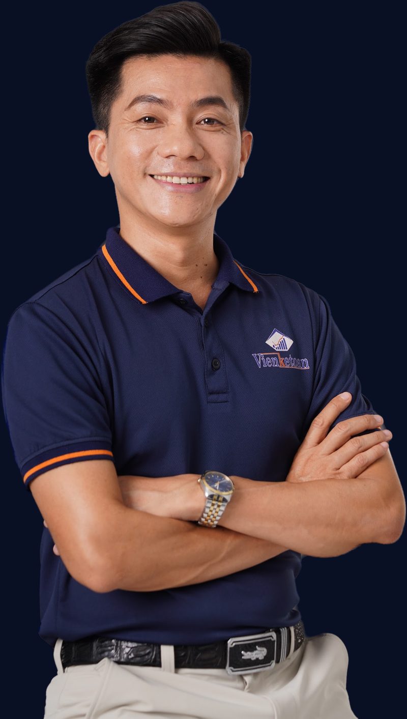 Chân dung Robert Nguyễn Huy trong áo polo navy Viện Kế Toán, khoanh tay và mỉm cười