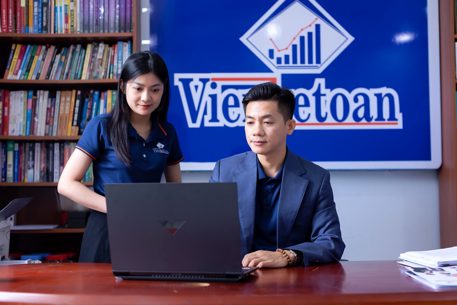 Robert Nguyễn Huy làm việc cùng đội ngũ tại văn phòng