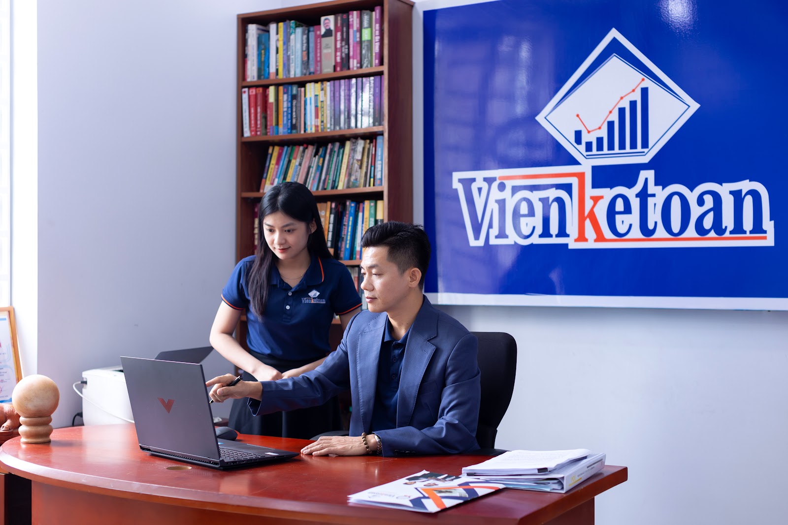 Robert Nguyễn Huy làm việc tại văn phòng Viện Kế Toán